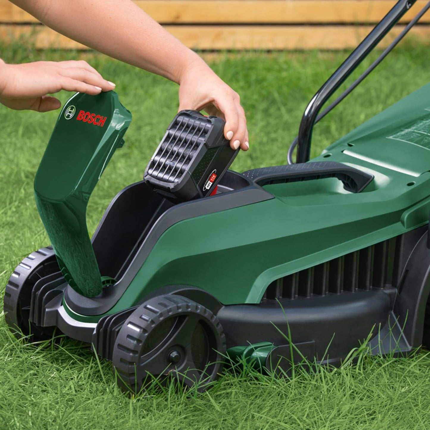 Bosch tondeuse à gazon sans fil CityMower 18V-32-300 (18 V, 1x batterie 4,0 Ah, Moteur Brushless, largeur de coupe : 32 cm, tond jusqu’à 300 m², dans une boîte en carton)