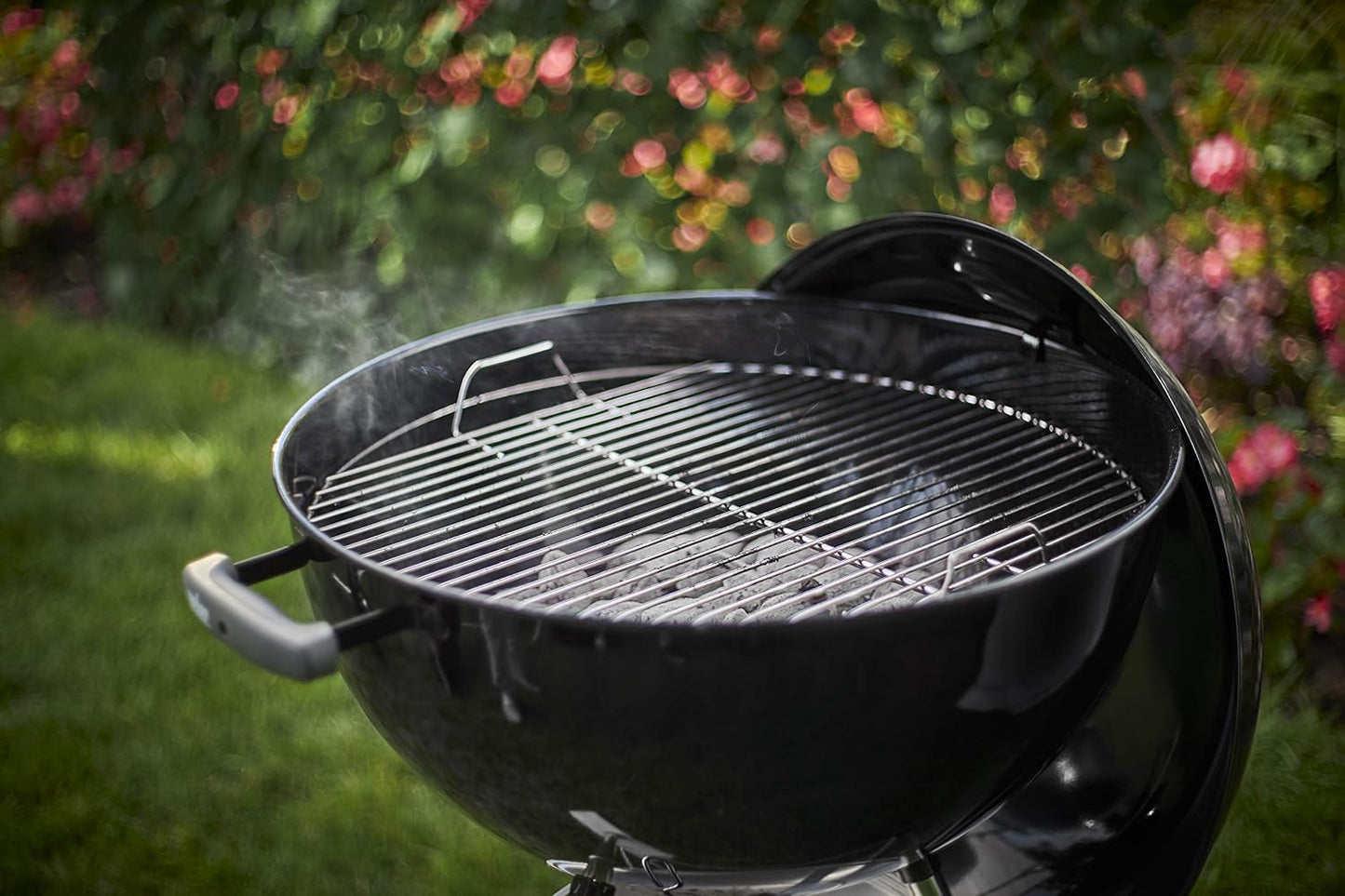 2026 Weber Classic Kettle 57 cm – Barbecue à Charbon, Grille Acier Triple Couche, Édition Limitée