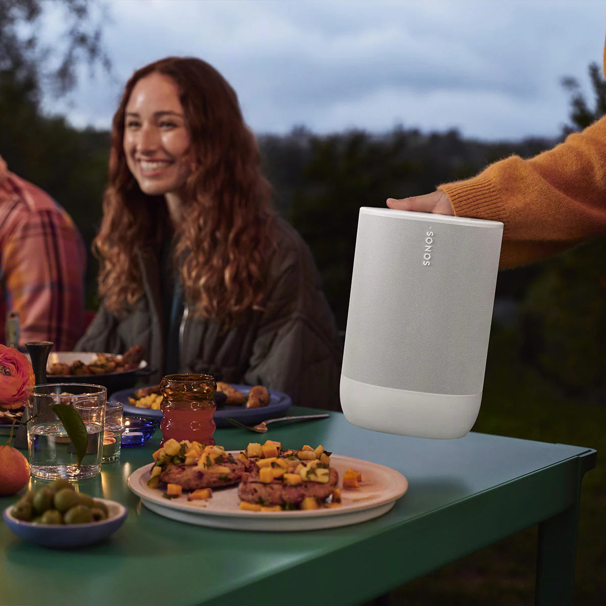 2026 Sonos Move 2 – Enceinte Portable Intelligente Blanche avec Batterie 24 Heures, Bluetooth et Wi-Fi, Résistante à l’Eau, Son Stéréo Puissant et Commande Vocale