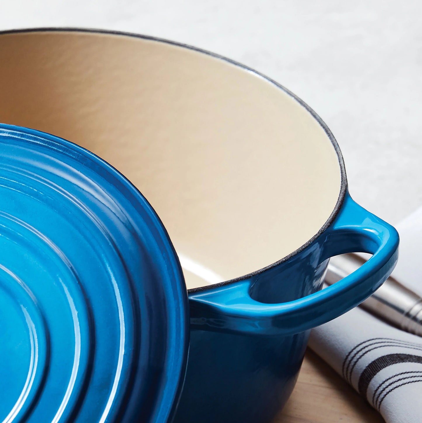 2026 Le Creuset Signature Cocotte Ronde en Fonte Émaillée 13,25 Quart – Couleur Marseille