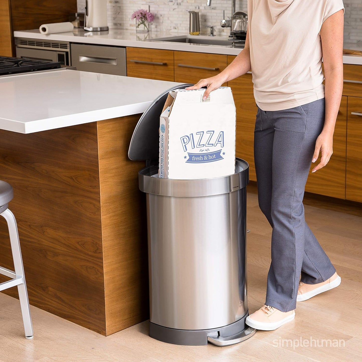 2026 Simplehuman Poubelle de Cuisine Semi-Ronde à Ouverture au Pied 60 Litres avec Couvercle à Fermeture Douce, Acier Inoxydable Brossé