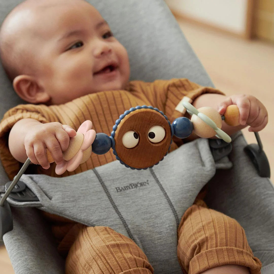 2026 BabyBjörn Transat Bliss avec Barre de Jeux – Gris Clair