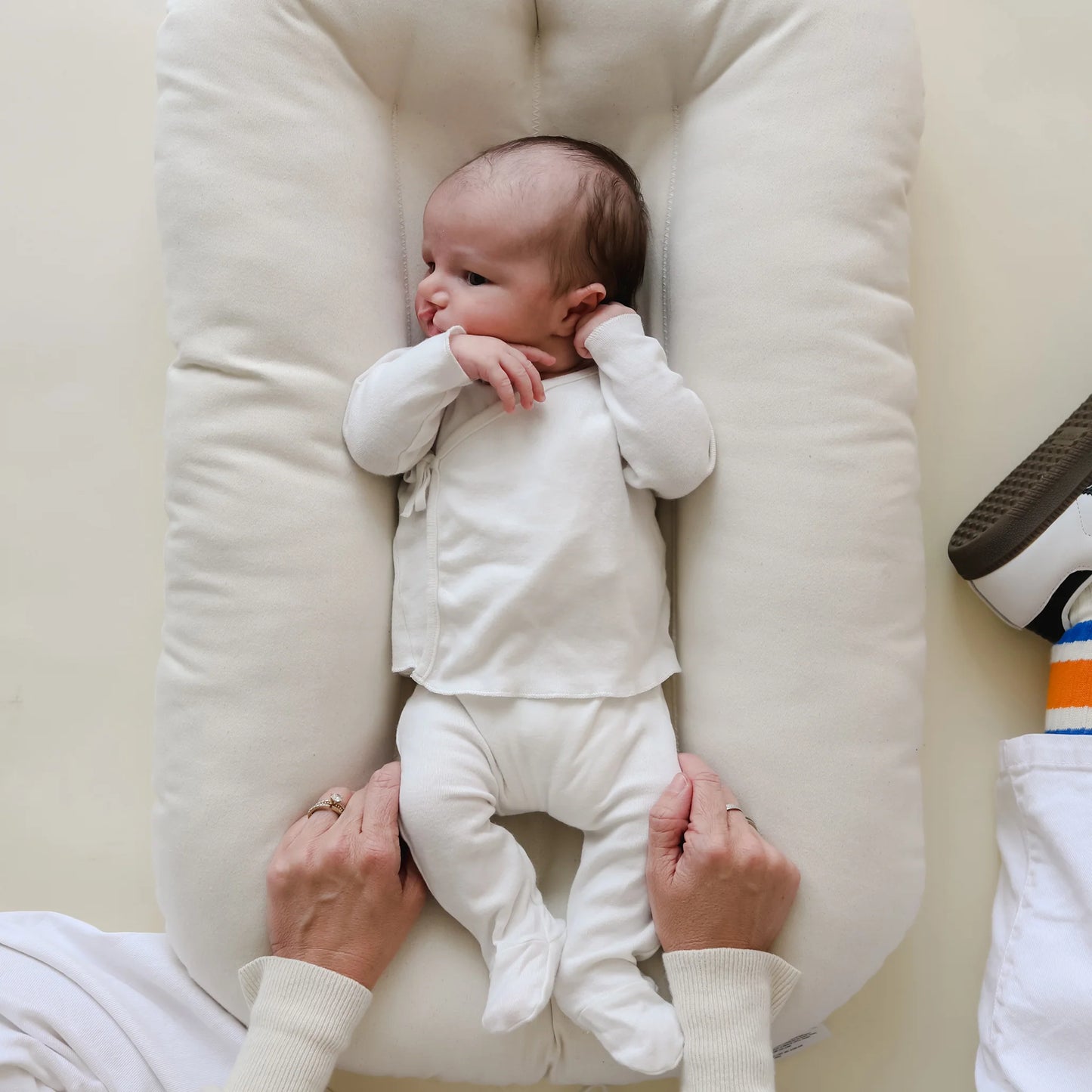 2026 Cale-bébé Snuggle Me – Nid Confortable et Ergonomique pour Bébé en Teinte Naturelle