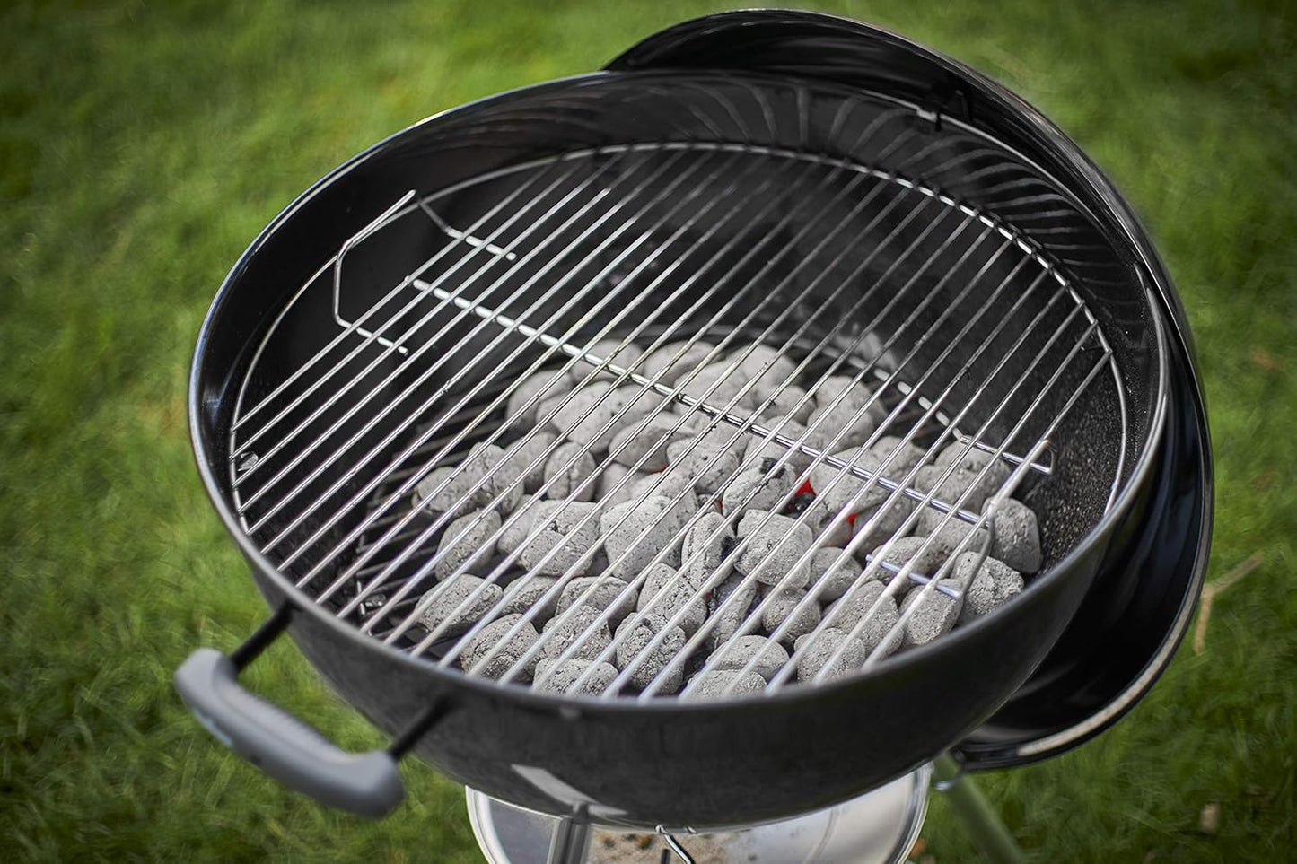 2026 Weber Classic Kettle 57 cm – Barbecue à Charbon, Grille Acier Triple Couche, Édition Limitée