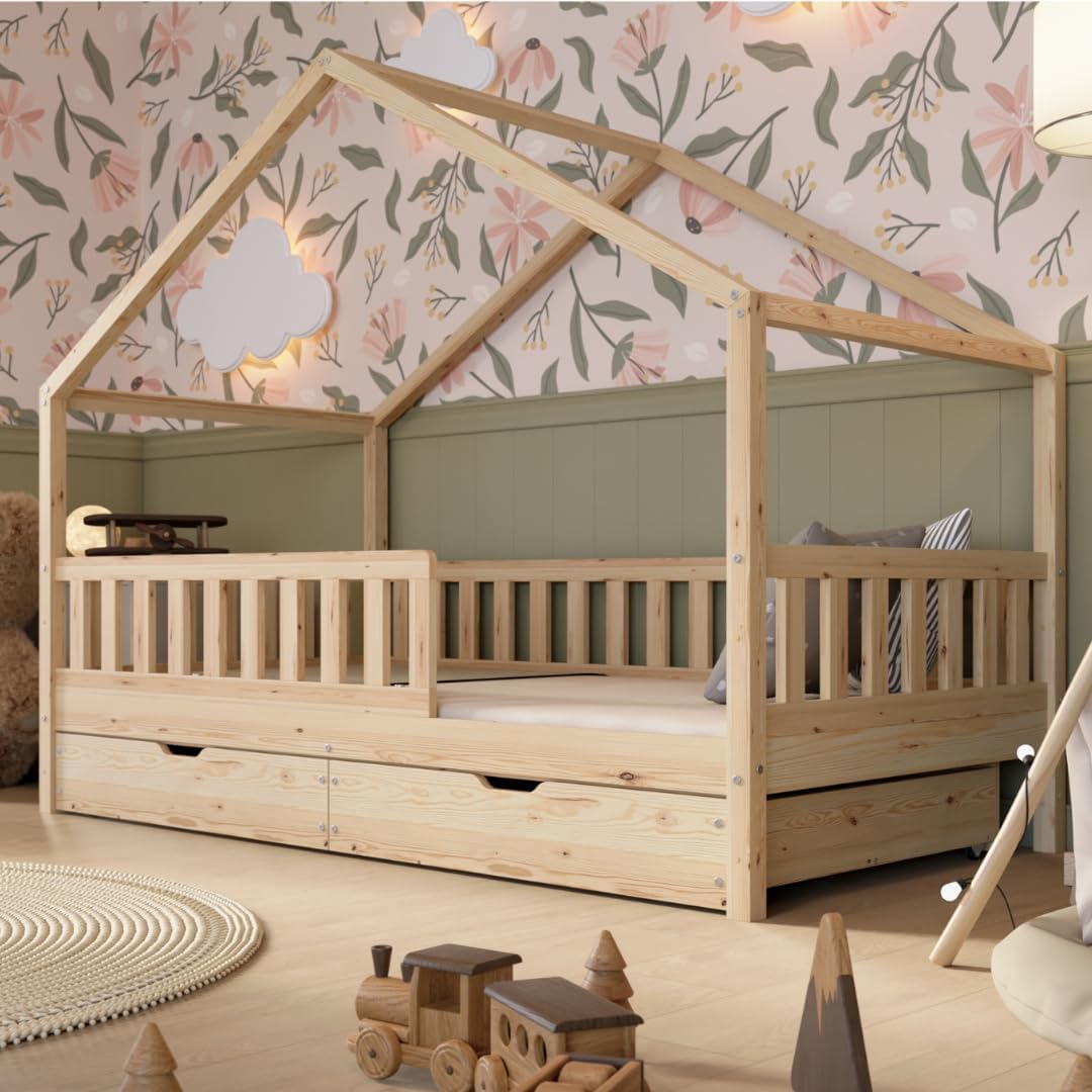 Lit cabane Crazy Pine Crazy House avec tiroirs 190 x 90 cm &ndash; Lit enfant en bois naturel avec barri&egrave;re &ndash; Lit Montessori au sol avec rangement suppl&eacute;mentaire et barri&egrave;re amovible