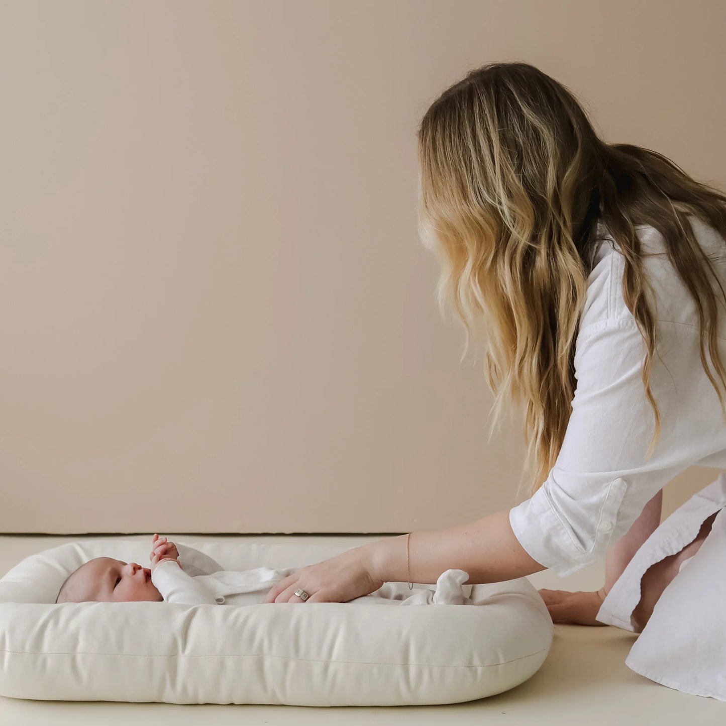 2026 Cale-bébé Snuggle Me – Nid Confortable et Ergonomique pour Bébé en Teinte Naturelle