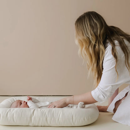 2026 Cale-bébé Snuggle Me – Nid Confortable et Ergonomique pour Bébé en Teinte Naturelle