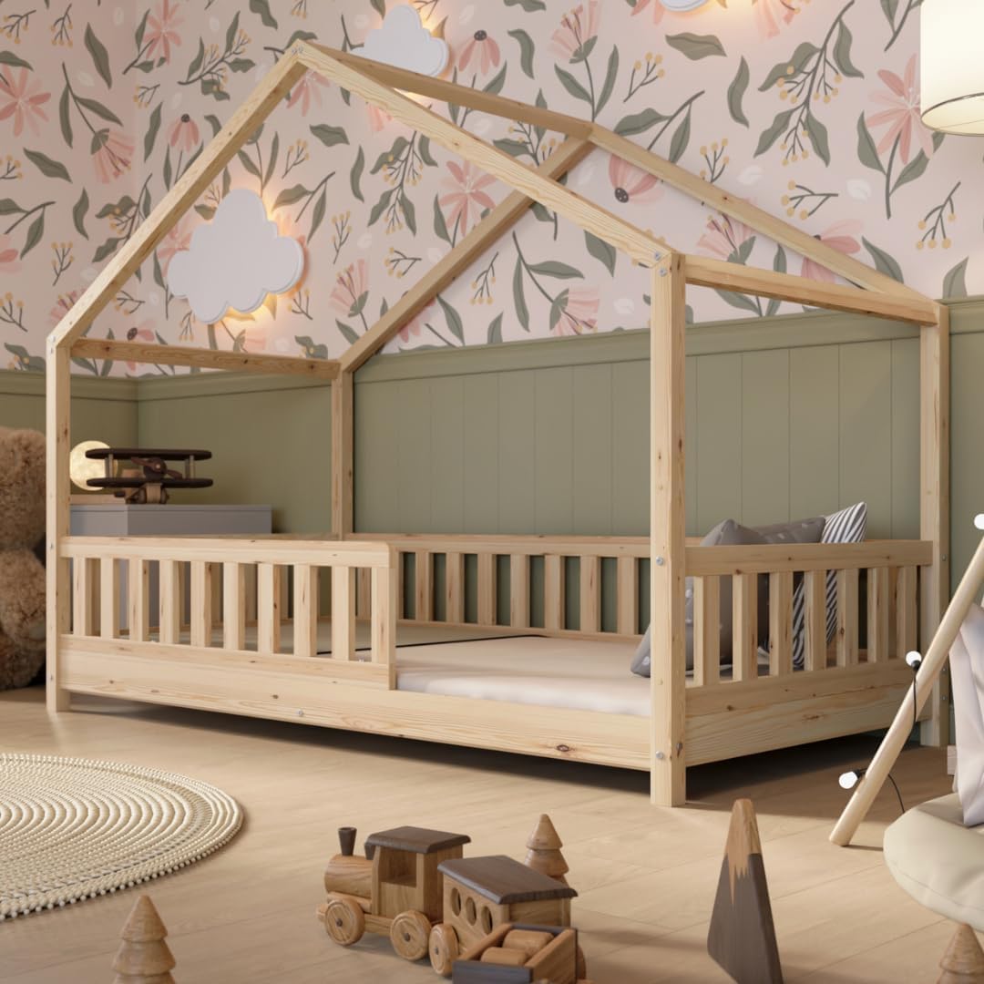 Lit cabane Crazy Pine Crazy House avec tiroirs 190 x 90 cm &ndash; Lit enfant en bois naturel avec barri&egrave;re &ndash; Lit Montessori au sol avec rangement suppl&eacute;mentaire et barri&egrave;re amovible