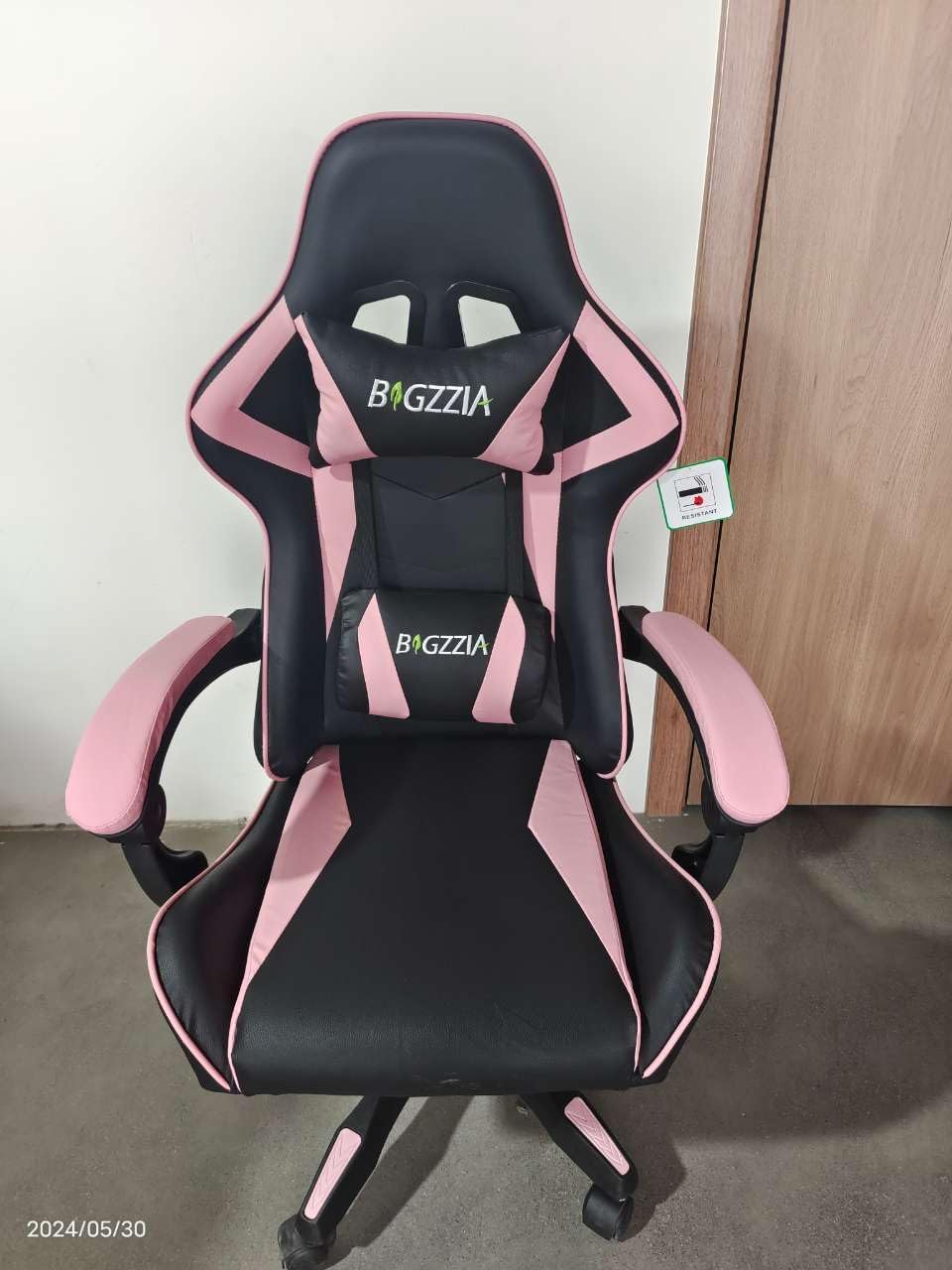 Fauteuil de jeu Bigzzia 2026, fauteuil de bureau inclinable, dossier haut, cuir, réglable, pivotant, à roulettes, ergonomique, fauteuil de jeu vidéo, fauteuil de course, fauteuil de bureau avec appui-tête et soutien lombaire (noir/rouge)